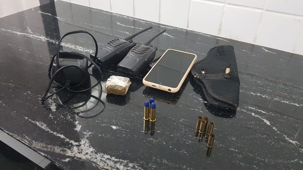 Polícia Militar recupera veículo e apreende munições e drogas após denúncia anônima