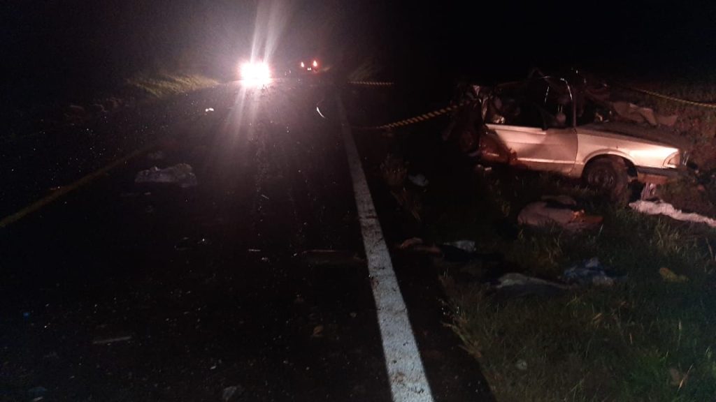 Homem de 50 anos morre ao ter carro atingido por Dodge RAM