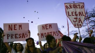 Ausência do Estado distancia meninas e mulheres do aborto legal