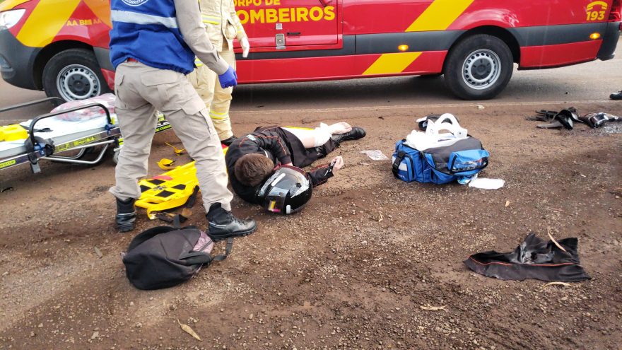 Motociclistas ficam feridos em forte colisão de trânsito na marginal da BR-277, em Cascavel