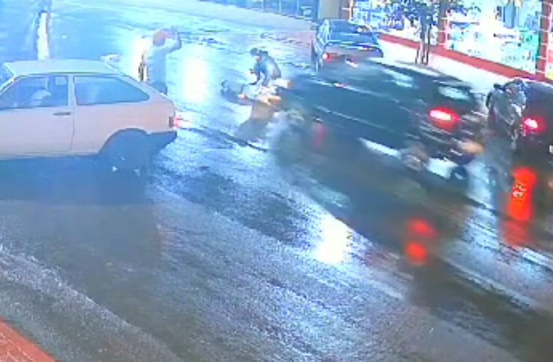 Imagens fortes: Homem é atropelado duas vezes no mesmo acidente na Av. Presidente Kennedy