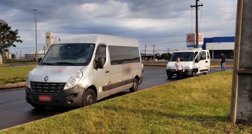 Vans batem no Trevo do Guarujá