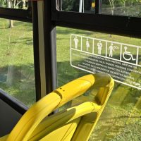 Imagem referente a Símbolo do autismo é incluído nos assentos preferenciais dos ônibus da RMC