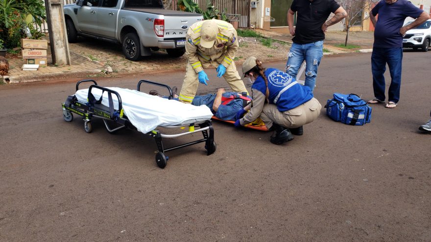Motociclista sofre acidente na frente de casa e precisa ser socorrido pelo Siate