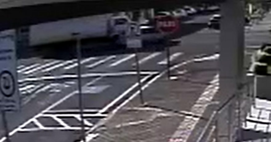 Câmera flagra acidente entre Fiesta e caminhão no Centro