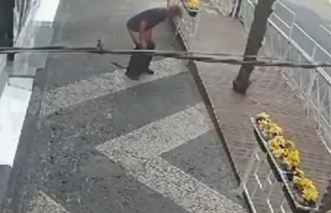 Nojento! Vídeo mostra homem abaixando as calças e cagando no meio da calçada Imagem referente a Nojento! Vídeo mostra homem abaixando as calças e cagando no meio da calçada