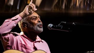 Gilberto Gil é homenageado na Uerj por contribuições culturais ao país