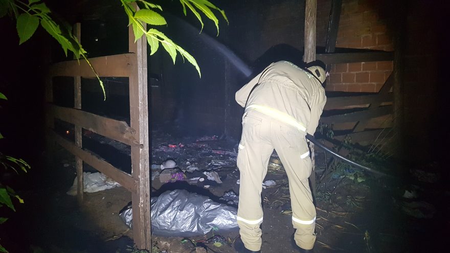 Incêndio em entulhos ameaça residências no Cascavel Velho, mas Bombeiros agem a tempo