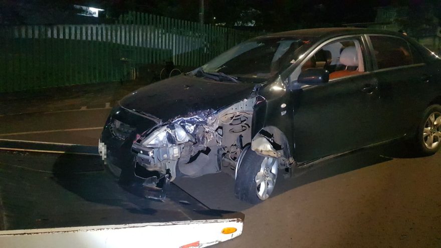 Corolla colide em árvore e casal sai ileso, no bairro Canadá
