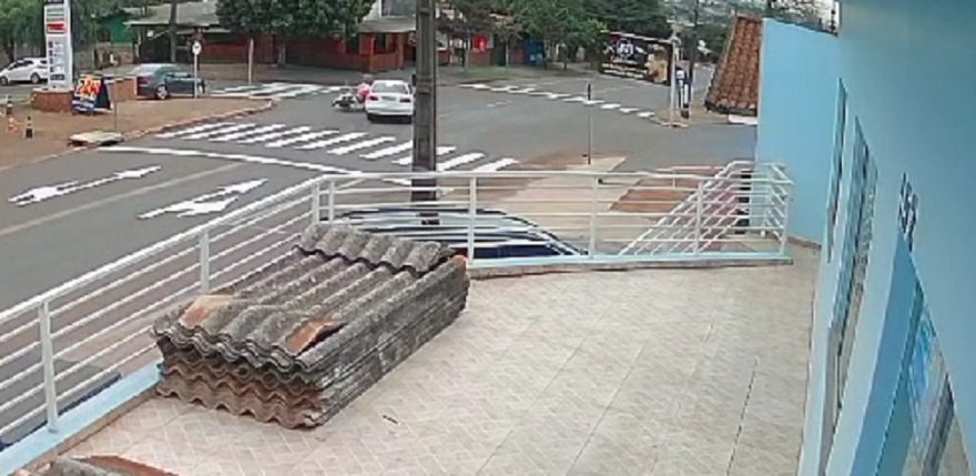 Motociclista quase é atropelada após batida na Rua México