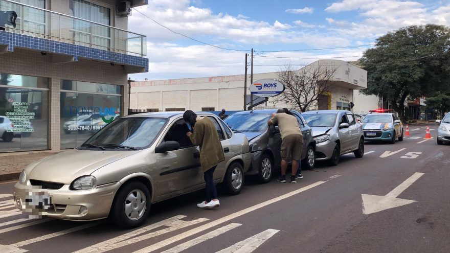 Engavetamento entre três carros é registrado na Rua Erechim