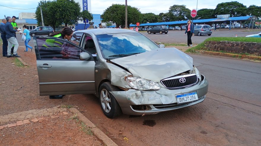 Ônibus e Corolla colidem na Avenida Carlos Gomes em frente à Unioeste