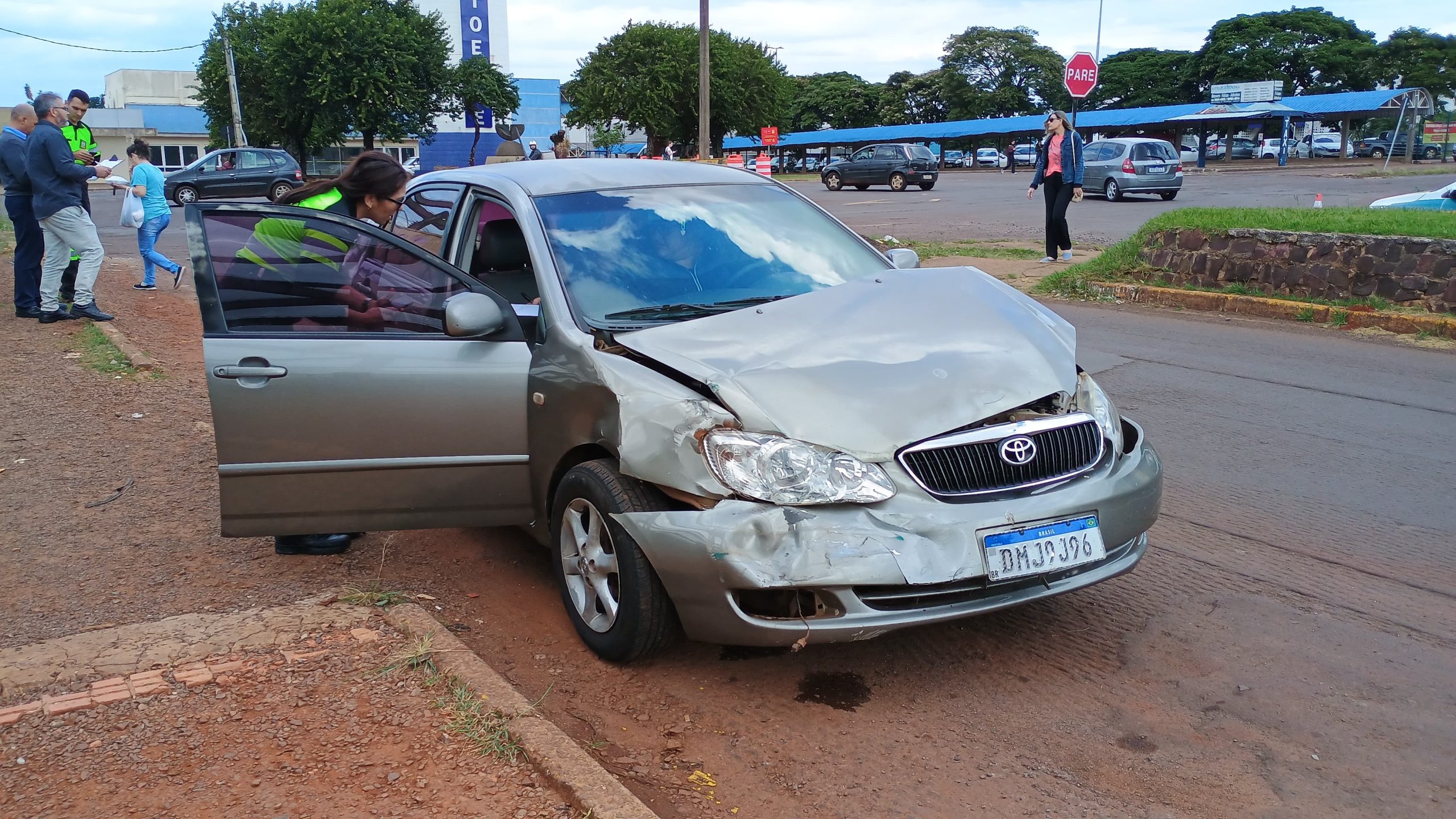Ônibus e Corolla colidem na Avenida Carlos Gomes em frente à Unioeste