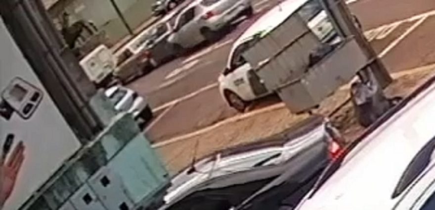 Engavetamento ocorre após carros frearem para pedestre atravessar a rua