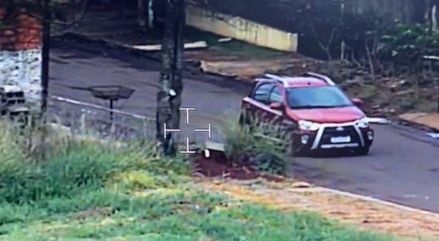 Imagens aéreas mostram momento em que Falcão 13 localiza Etios carregado com cigarros ilícitos