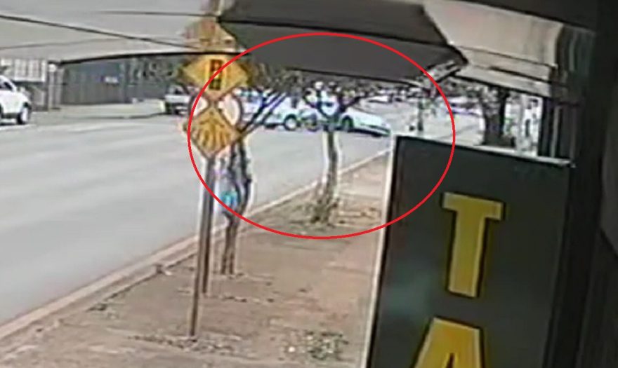 Câmera registra acidente entre carros na Rua São Paulo