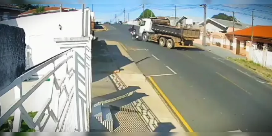 Nasceu de novo! Vídeo mostra caminhão passando em cima de moto e homem quase sendo atropelado