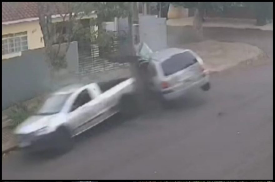 Motorista perde controle de carro e bate em poste; vídeo mostra momento do acidente