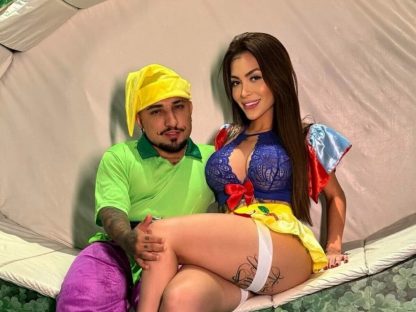 Imagem referente a Fantasiada de Branca de Neve, Mari Vila realiza fantasia dos fãs com o anão Pistolinha