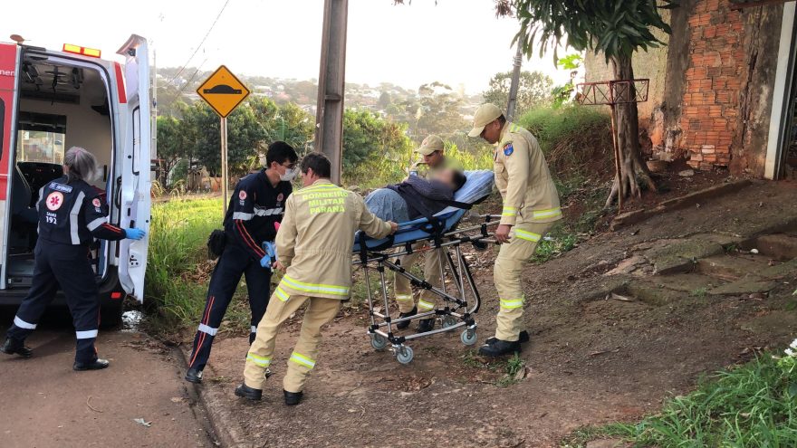 Mulher é socorrida pelo Samu com apoio dos Bombeiros no Morumbi