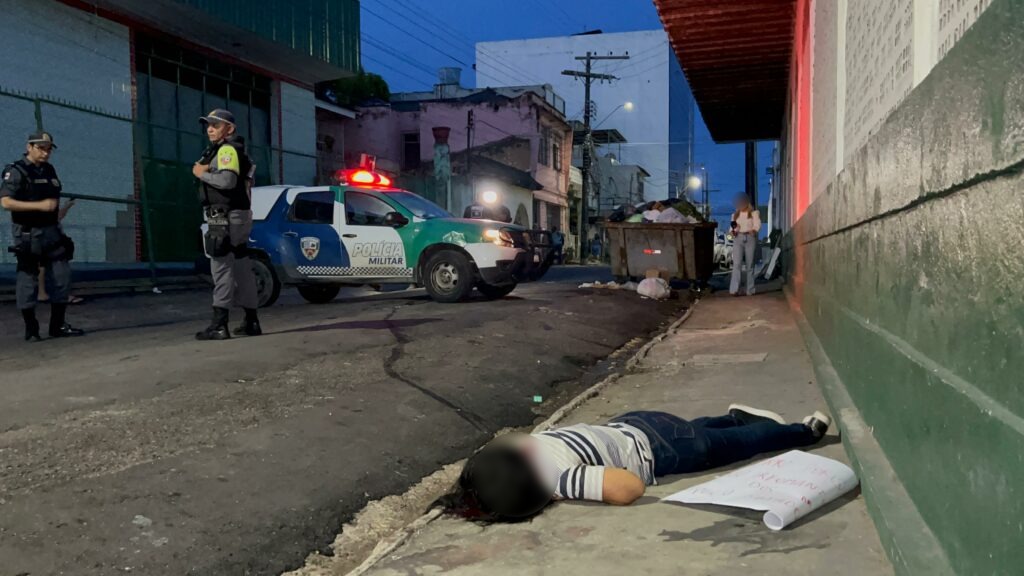 Criminosos deixam bilhete ao lado de corpo de jovem executada Criminosos deixam bilhete ao lado de corpo de jovem executada