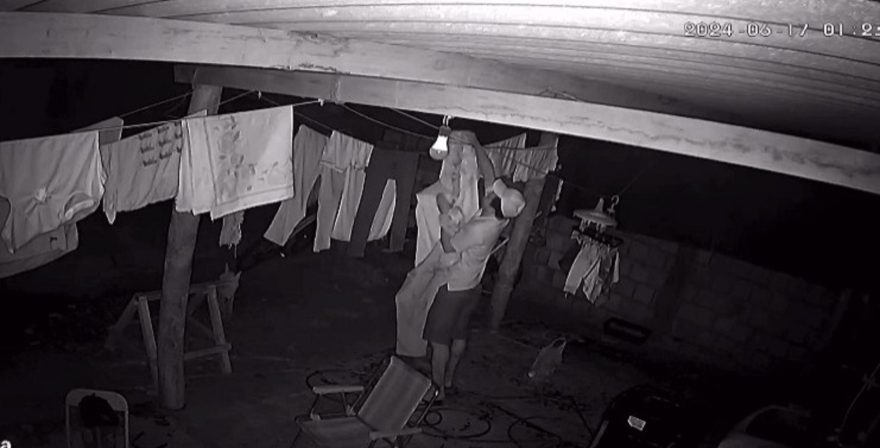 Homem é flagrado furtando roupas do varal de residência