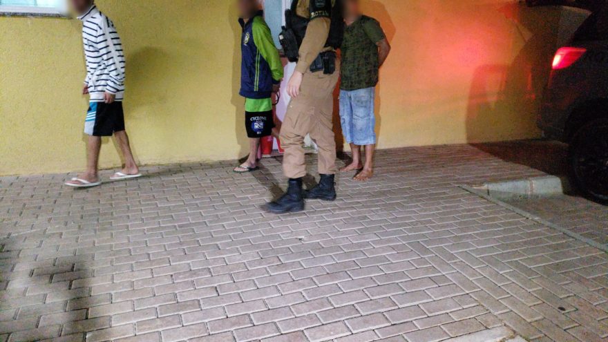 Dois homens e um adolescente são encaminhados à Delegacia em posse de drogas