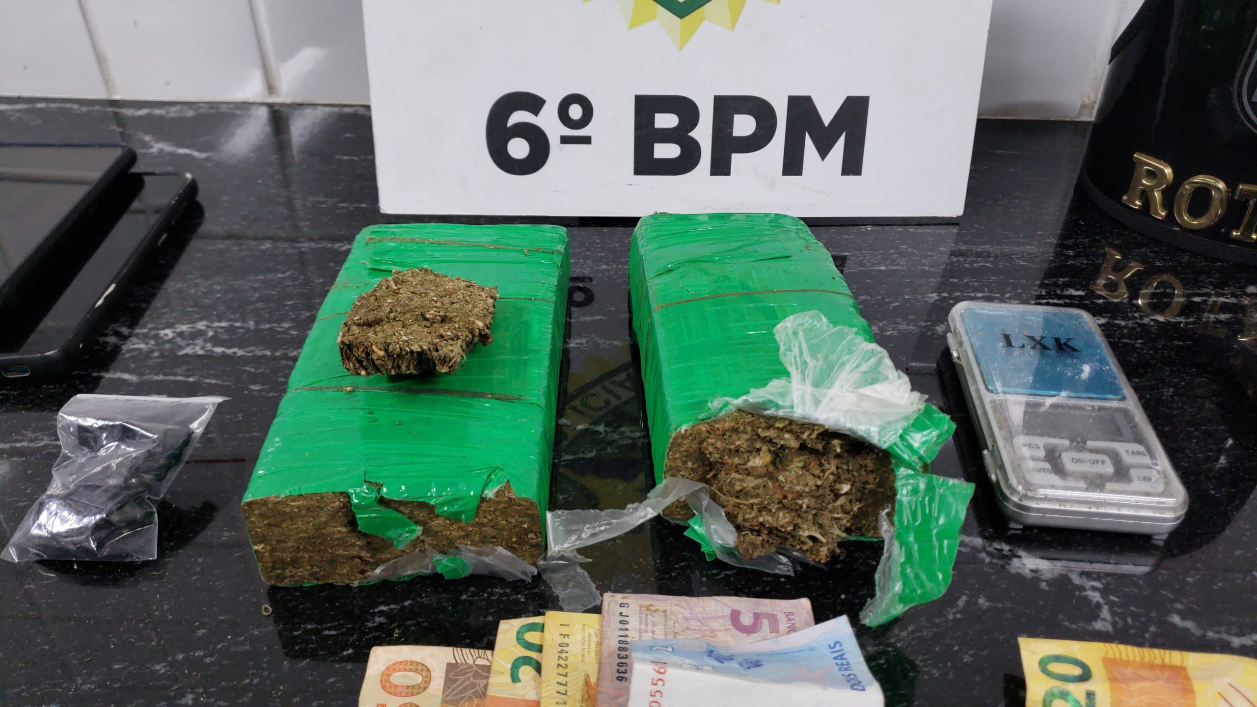 Dupla suspeita de tráfico de drogas é detida pela Rotam no bairro Periolo