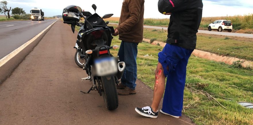 Motociclista fica ferida ao sofrer acidente na BR-163, em Cascavel