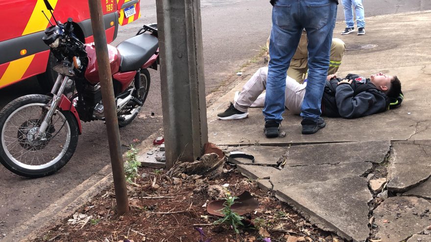 Mulher fica ferida após bater moto contra poste no Maria Luiza