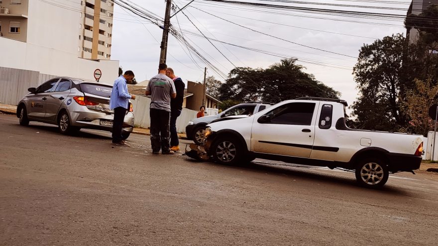 Hyundai HB20 e Fiat Strada se envolvem em colisão na Rua Antonina