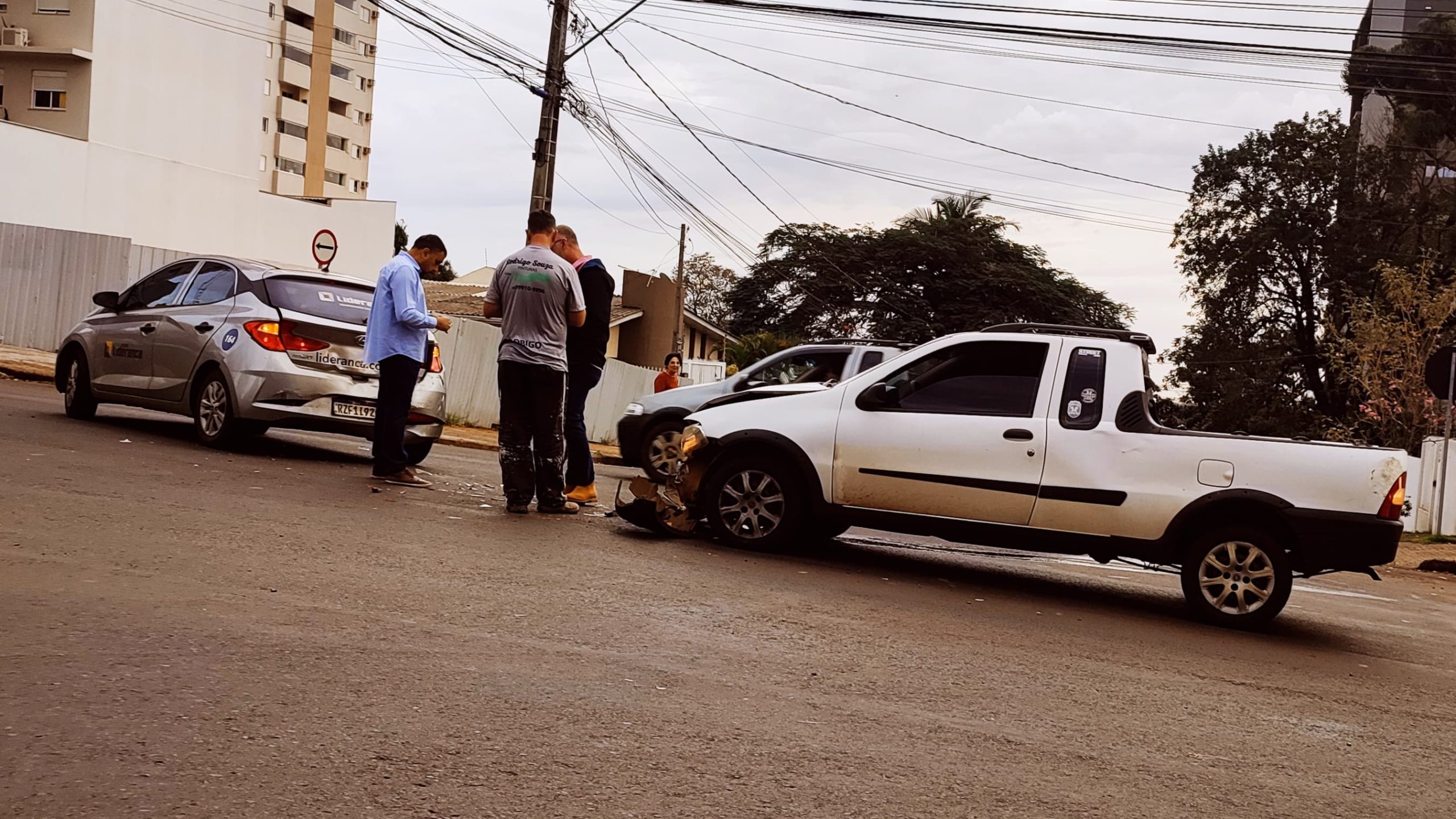 Hyundai HB20 e Fiat Strada se envolvem em colisão na Rua Antonina