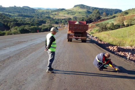 Pavimentação da PR-239 entre Pitanga e Mato Rico está 74% executada