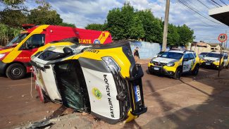 Viatura fica destruída após colisão contra Duster e poste na Região Norte de Cascavel