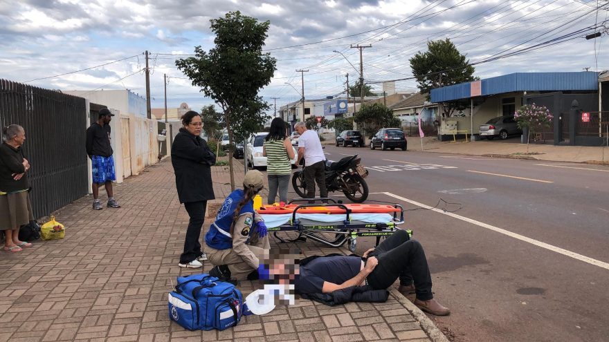 Perigo! Caminhão derruba fios e motociclista sofre acidente no Guarujá