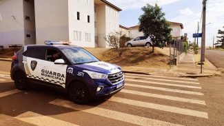 Homem teria sido baleado três vezes na Rua Ponta Negra, no Riviera; GM faz buscas por atirador