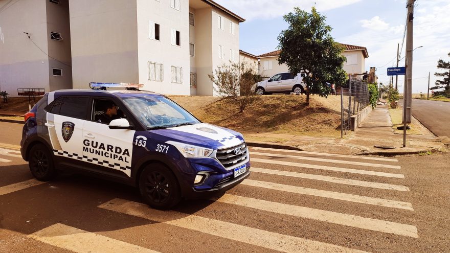 Homem teria sido baleado três vezes na Rua Ponta Negra, no Riviera; GM faz buscas por atirador