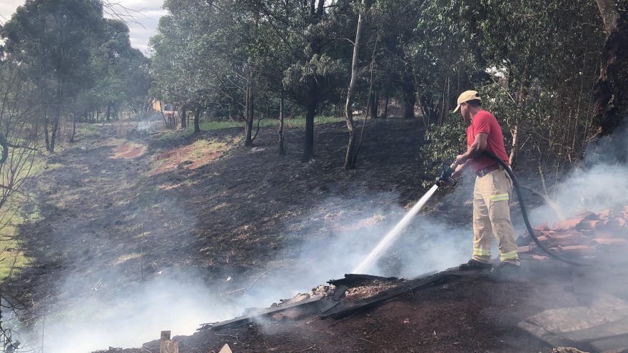 Bombeiros combatem incêndio em vegetação na Rua Londres