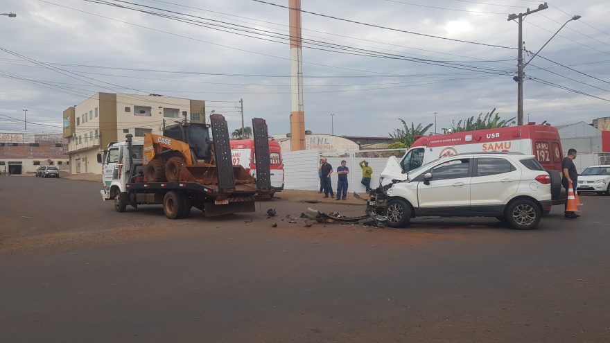 Motorista de Ecosport fica ferida após forte colisão com guincho no Bairro Alto Alegre