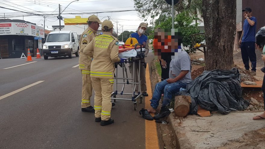 Motociclista é socorrido pelo Siate após acidente na Rua Presidente Kennedy