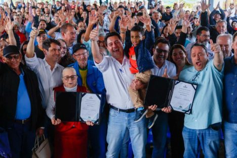 Imagem referente a Governador assina regularização de moradias e pavimentação para Reserva do Iguaçu