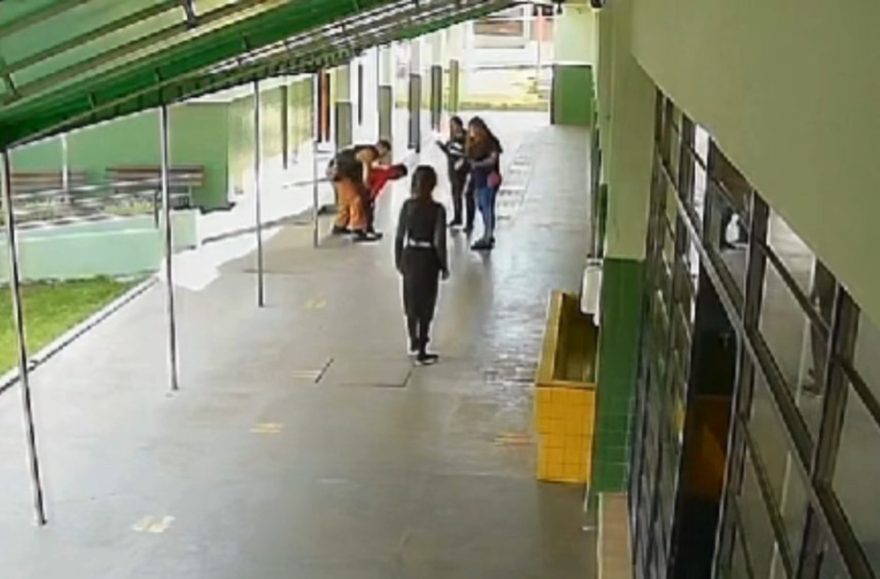 Herói: Policial Militar salva criança em Escola Municipal; Veja o vídeo