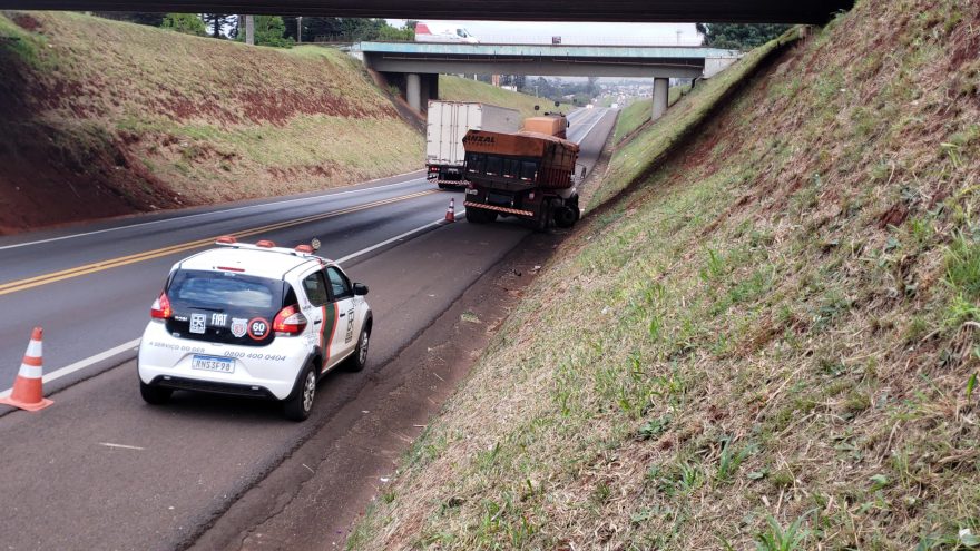 Caminhão estragado causa transtornos na BR-277 em Cascavel