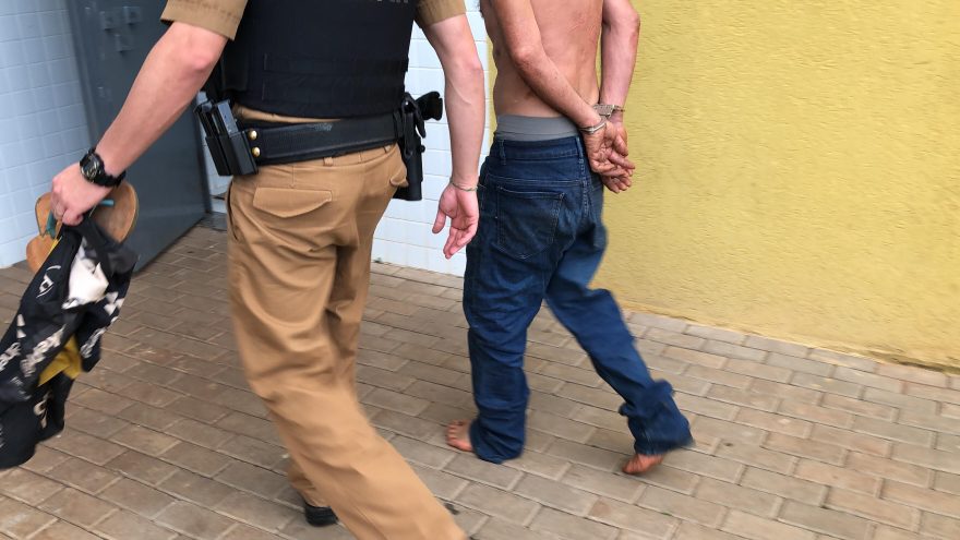 Homem é preso após descumprir medida protetiva e agredir ex-companheira no Santa Cruz