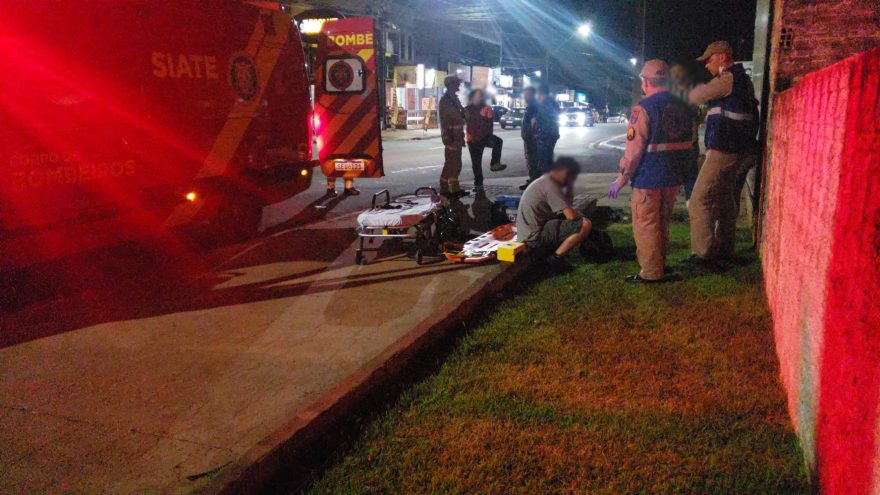 Motociclista atropela e foge: vítima se recusa a ir para o hospital e esposa precisa intervir