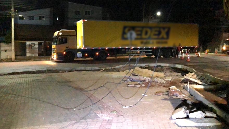 Caminhão derruba fiação e causa transtornos na Avenida Carlos Gomes