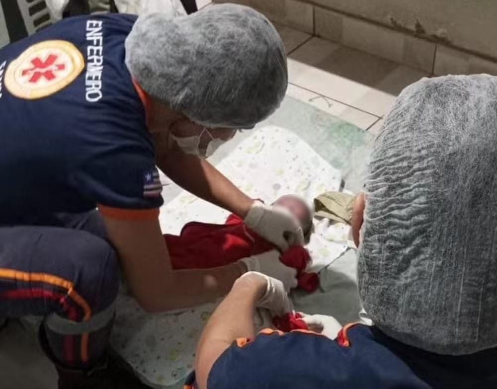 Sem transporte para o hospital, mulher dá à luz em casa Sem transporte para o hospital, mulher dá à luz em casa
