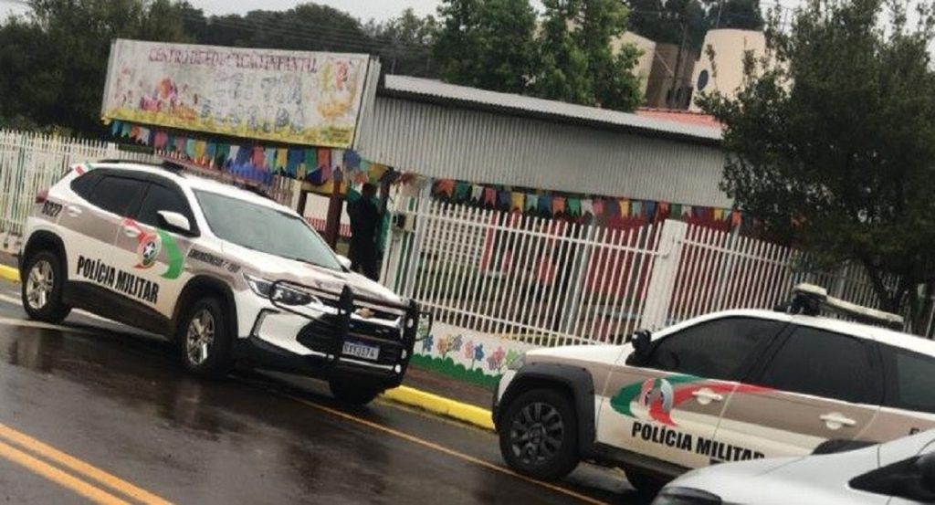 Vigia é preso após agredir três crianças em creche em SC