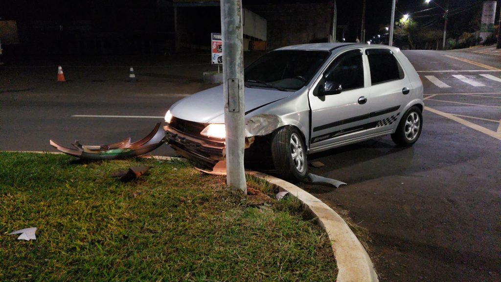 Celta é abandonado após condutor atingir base de semáforo na Rua Rocha Pombo
