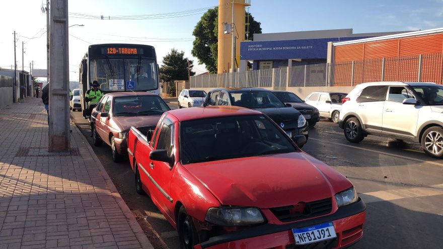 Colisão traseira envolve ônibus e três carros no Bairro Brasmadeira